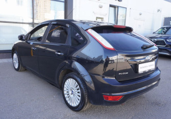 Подержанный автомобиль Ford Focus Hatchback 2010 года (7 фото)