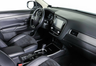 Подержанный автомобиль Mitsubishi Outlander 2021 года (6 фото)