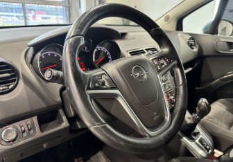 Подержанный автомобиль Opel Meriva 2012 года (13 фото)