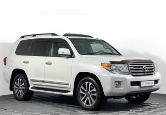 Подержанный автомобиль Toyota Land Cruiser Suv 2013 года (3 фото)