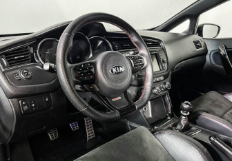 Подержанный автомобиль Kia Ceed GT 2017 года (13 фото)