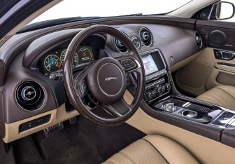 Подержанный автомобиль Jaguar XJ 2017 года (16 фото)