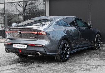 Подержанный автомобиль Changan UNI-V 2023 года (5 фото)