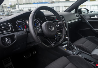 Подержанный автомобиль Volkswagen Golf R Wagon 2018 года (10 фото)