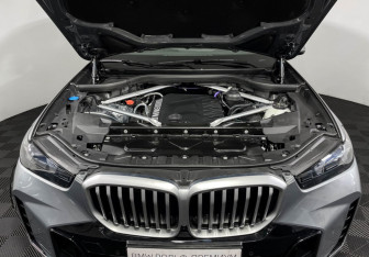 Подержанный автомобиль BMW X5 2024 года (10 фото)
