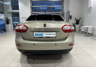 Подержанный автомобиль Renault Fluence 2014 года (5 фото)