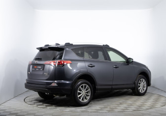 Подержанный автомобиль Toyota RAV4 2015 года (5 фото)