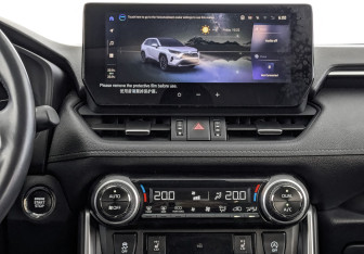 Подержанный автомобиль Toyota RAV4 2024 года (17 фото)