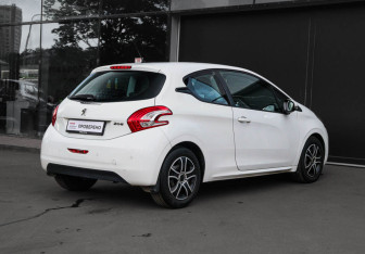 Подержанный автомобиль Peugeot 208 2013 года (4 фото)