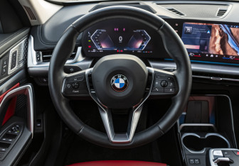 Подержанный автомобиль BMW X1 2023 года (9 фото)