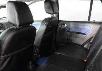 Подержанный автомобиль Ford Fusion 2005 года (12 фото)