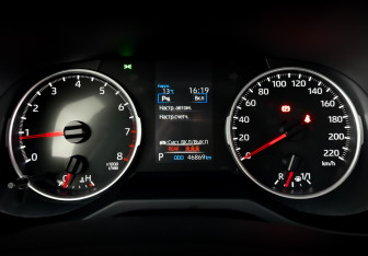 Подержанный автомобиль Toyota RAV4 2021 года (13 фото)