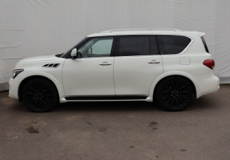 Подержанный автомобиль Infiniti QX80 2015 года (8 фото)