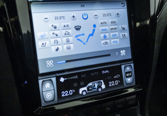 Подержанный автомобиль Jeep Grand Cherokee 2014 года (17 фото)