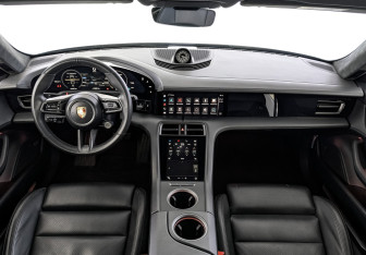 Подержанный автомобиль Porsche Taycan 2021 года (13 фото)