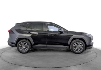 Подержанный автомобиль Toyota RAV4 2025 года (4 фото)