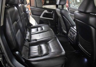 Подержанный автомобиль Toyota Land Cruiser Suv 2016 года (12 фото)