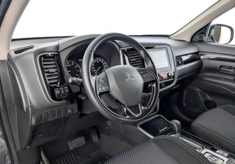 Подержанный автомобиль Mitsubishi Outlander 2021 года (16 фото)