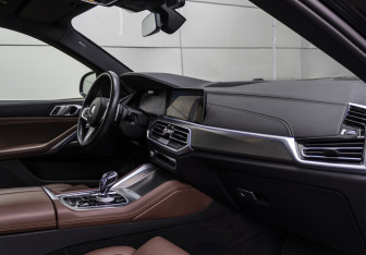 Подержанный автомобиль BMW X6 2021 года (15 фото)