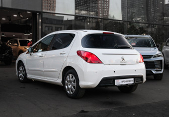Подержанный автомобиль Peugeot 308 Hatchback 2011 года (6 фото)