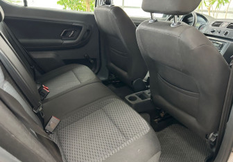 Подержанный автомобиль Skoda Fabia Hatchback 2011 года (11 фото)