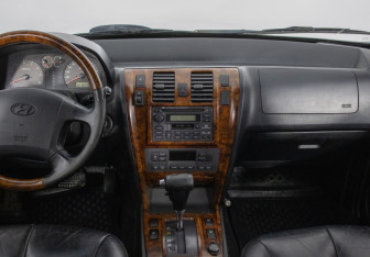 Подержанный автомобиль Hyundai Terracan 2004 года (14 фото)