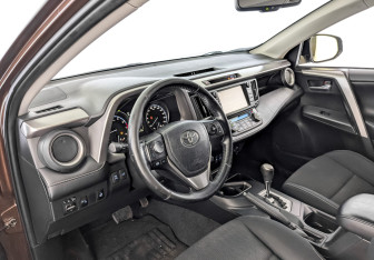 Подержанный автомобиль Toyota RAV4 2017 года (16 фото)