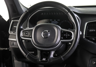 Подержанный автомобиль Volvo XC90 2017 года (17 фото)