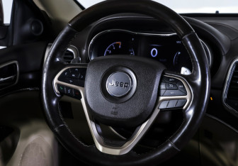 Подержанный автомобиль Jeep Grand Cherokee 2013 года (13 фото)