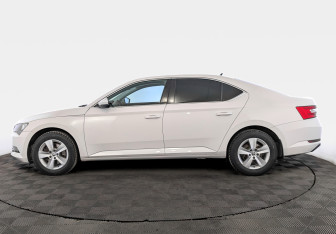 Подержанный автомобиль Skoda Superb Liftback 2016 года (8 фото)