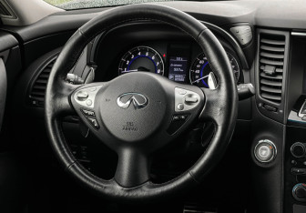 Подержанный автомобиль Infiniti QX70 2017 года (14 фото)