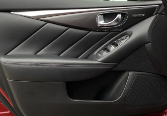 Подержанный автомобиль Infiniti Q50 2015 года (12 фото)