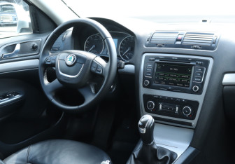 Подержанный автомобиль Skoda Octavia Liftback 2011 года (12 фото)