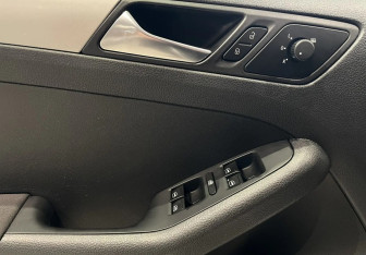 Подержанный автомобиль Volkswagen Jetta Sedan 2012 года (17 фото)