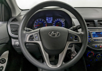 Подержанный автомобиль Hyundai Solaris Hatchback 2015 года (24 фото)