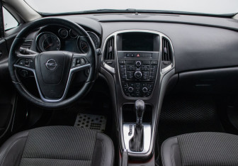 Подержанный автомобиль Opel Astra Hatchback 2011 года (13 фото)