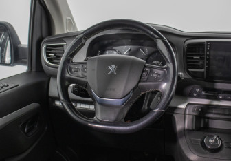 Подержанный автомобиль Peugeot Traveller 2018 года (14 фото)