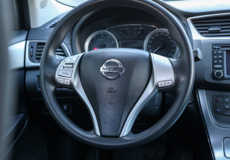 Подержанный автомобиль Nissan Tiida Hatchback 2015 года (17 фото)