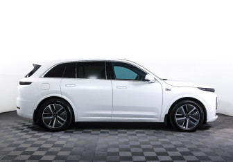 Подержанный автомобиль LiXiang L7 2024 года (4 фото)