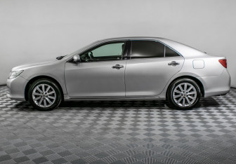 Подержанный автомобиль Toyota Camry Sedan 2013 года (8 фото)