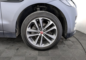 Подержанный автомобиль Jaguar F-Pace 2020 года (18 фото)