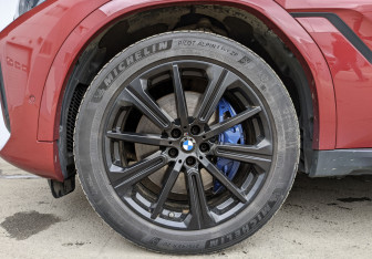 Подержанный автомобиль BMW X6 2021 года (12 фото)