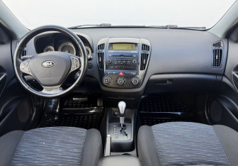 Подержанный автомобиль Kia Ceed Hatchback 2008 года (12 фото)