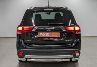 Подержанный автомобиль Mitsubishi Outlander 2016 года (6 фото)
