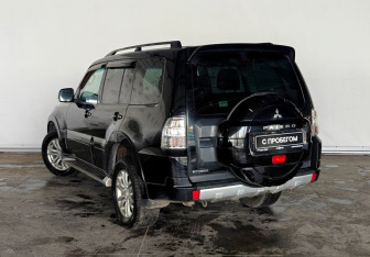 Подержанный автомобиль Mitsubishi Pajero 2013 года (6 фото)