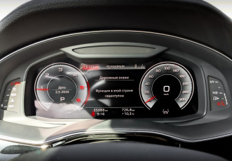 Подержанный автомобиль Audi Q7 2023 года (13 фото)