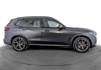 Подержанный автомобиль BMW X5 2022 года (4 фото)