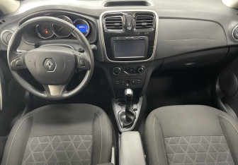 Подержанный автомобиль Renault Sandero 2017 года (11 фото)