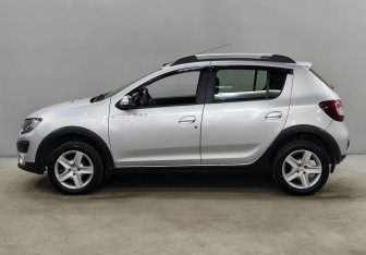 Подержанный автомобиль Renault Sandero 2016 года (8 фото)