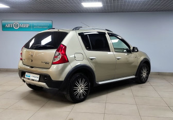 Подержанный автомобиль Renault Sandero 2011 года (5 фото)